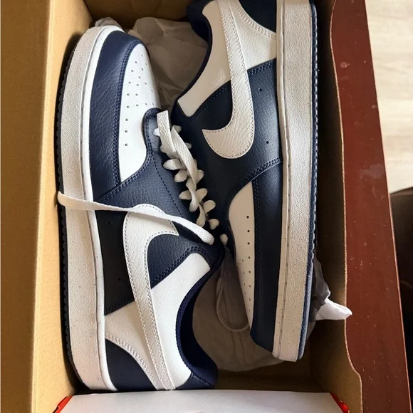 Nike Men’s Low-Top Sneakers - Navy and White - Picture 6 of 7